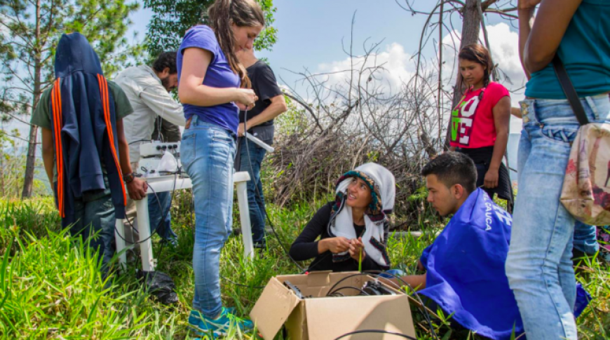 In 2018, APC member Colnodo was awarded a grant that it will use to implement TV white space technology with a gender focus in community projects in Colombia. Photo: Colnodo
